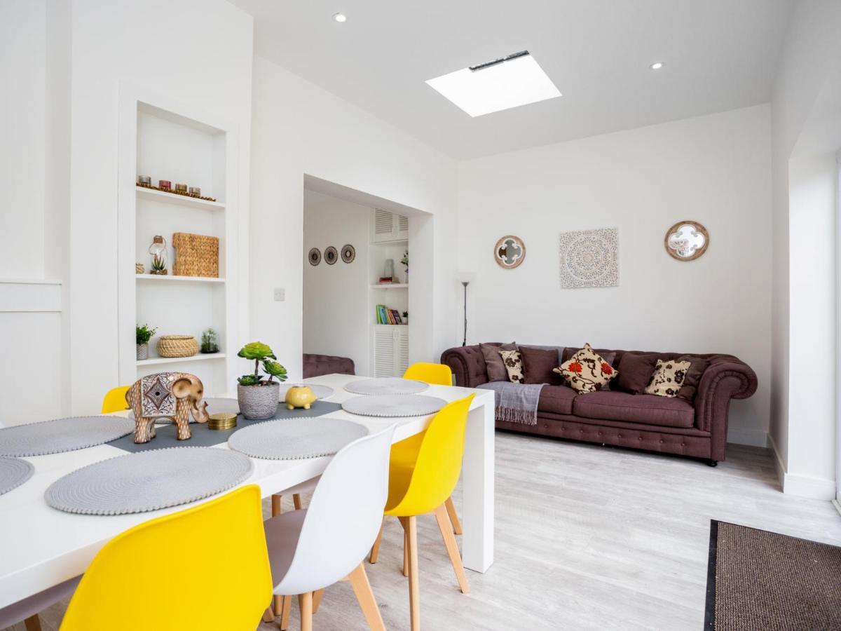 Large Modern Family Home Windsor Luaran gambar